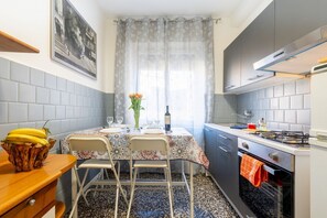 Fridge, microwave - GuestHost - A comfortable and welcoming 83 square meters apartment, perfect for six people, located on the second floor of a 1960s building with an elevator (NOT accessible to disabled guests).The property enjoys an ideal location within the city of Parm (Parma)