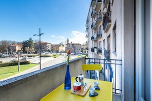 Outdoor dining - GuestHost - A comfortable and welcoming 83 square meters apartment, perfect for six people, located on the second floor of a 1960s building with an elevator (NOT accessible to disabled guests).The property enjoys an ideal location within the city of Parm (Parma)