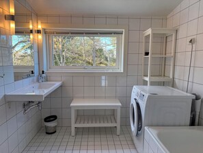 Apartemen Deluks, pemandangan laut | Kamar mandi | Shower, handuk, sabun, dan sampo