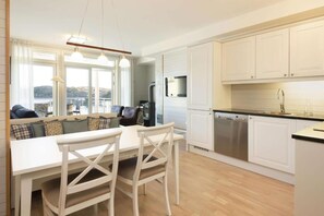 Fridge, microwave, oven, stovetop - Havna Tjome Apartments  (Faeder)