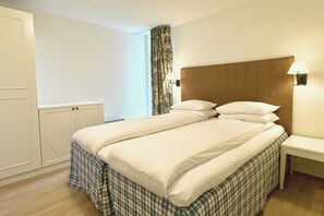 Desk, laptop workspace, blackout drapes, iron/ironing board - Havna Tjome Apartments  (Faeder)