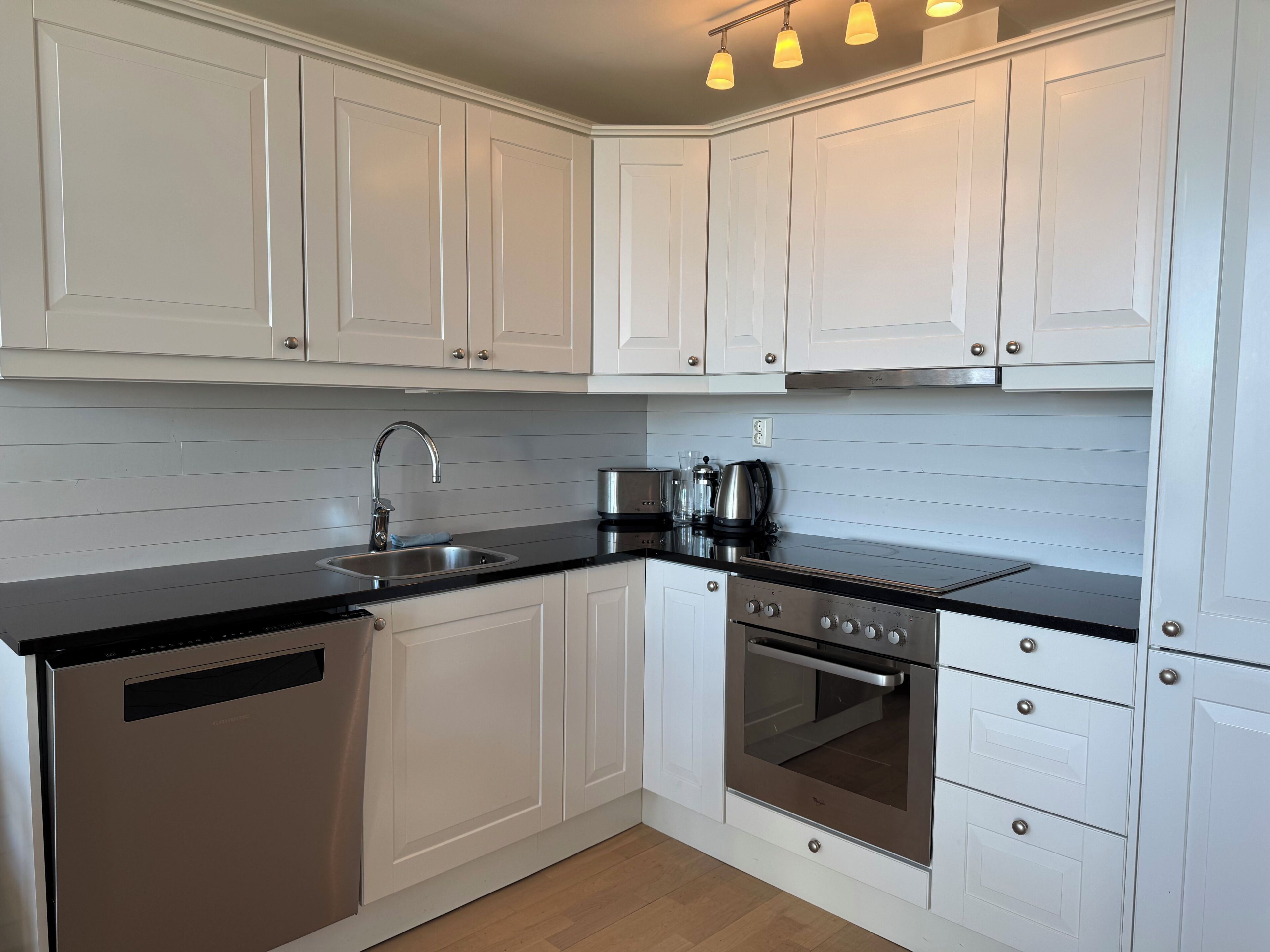 Apartemen Deluks, pemandangan laut | Dapur pribadi | Lemari es, microwave, oven, dan kompor