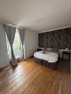 Unclassified image, 2 of 7, button - L'IDEAL*PLEIN COEUR DE L'INTRA MUROS*LE PORT DE VANNES (Vannes)