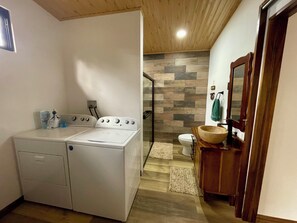 Chuveiro, secador de cabelo, toalhas de banho, sabonete