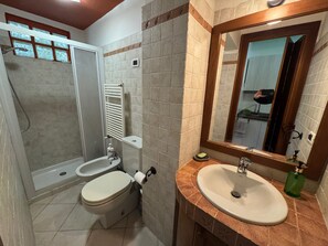 Shower, hair dryer, bidet, towels - Casa Irene by the beach with garden and A/C (Monterosso al Mare)
