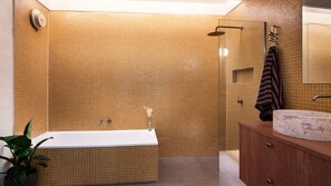 Shower, hair dryer, towels - Dorado - Light Filled Retreat Near Lake (Daylesford)