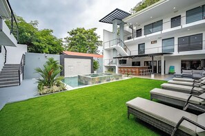 Terrace/patio - Casa Elite 13 bedroom house Central Jaco 30ppl (Jaco)