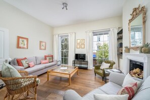 Unclassified image, 3 of 24, button - Spacious flat near Victoria and Warwick Square (London)