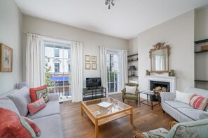 Unclassified image, 4 of 24, button - Spacious flat near Victoria and Warwick Square (London)