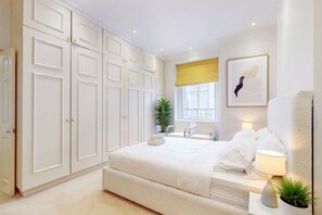 Unclassified image, 4 of 15, button - Vrbo Property (London)