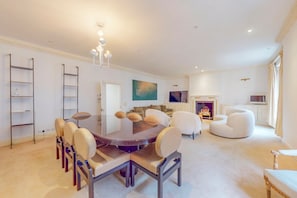 Unclassified image, 5 of 15, button - Vrbo Property (London)