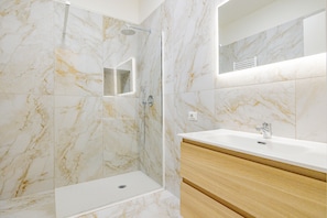 Dusche, Haartrockner, Bidet, Handtücher