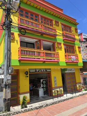 Exterior - Vibrant Heart of Guatapé: Modern Stay at the Main Plaza (Guatape)
