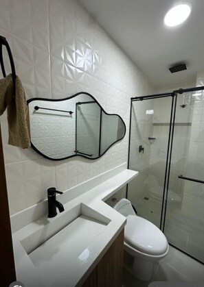 Towels, toilet paper - Vibrant Heart of Guatapé: Modern Stay at the Main Plaza (Guatape)