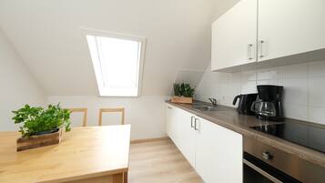 Réfrigérateur, four à micro-ondes, un four, surface de cuisson