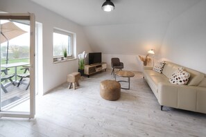 TV - Apartment "Barsch" with Balcony and Wi-Fi (Rade)