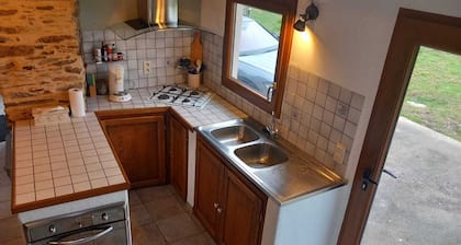 Maison rustique au pied d'un bois. Lieu calme avec déconnexion totale