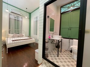 Comfort Double Room | Bed sheets - greenteakhouse (Bangkok)