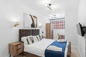 1 bedroom, desk, iron/ironing board, WiFi - 1BED Central Birmingham Flat w Parking & Terrace (Birmingham)