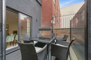 Outdoor dining - 1BED Central Birmingham Flat w Parking & Terrace (Birmingham)