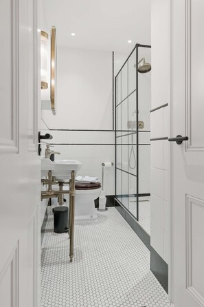 Shower, hair dryer, towels, shampoo - 1BED Central Birmingham Flat w Parking & Terrace (Birmingham)