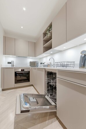 Fridge, microwave, oven, stovetop - 1BED Central Birmingham Flat w Parking & Terrace (Birmingham)