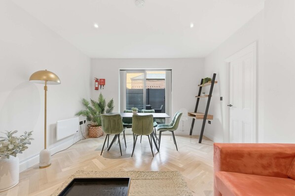 TV, offices - 1BED Central Birmingham Flat w Parking & Terrace (Birmingham)