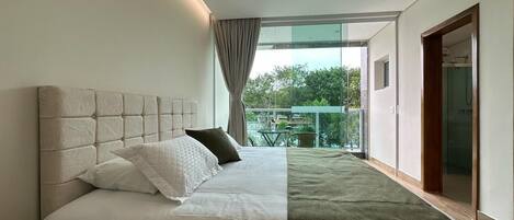 Suite Deluxe, vue sur la piscine | Coffre-fort, accĂšs au Wi-Fi (inclus)