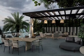 Outdoor dining - Casa Las Palmas Grand Beachfront Luxury Villa in Jacó (Jaco)