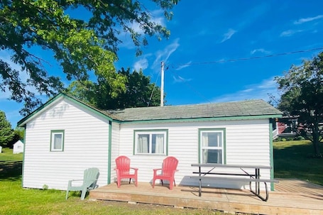 Terrace/patio. Bailey's Cottages (#1) Lake-front cabin