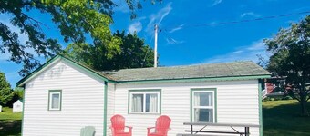 Bailey's Cottages (#1) Lake-front cabin