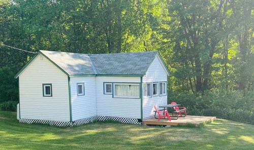 Bailey's Cottages (#5) - Quiet cabin on the lake