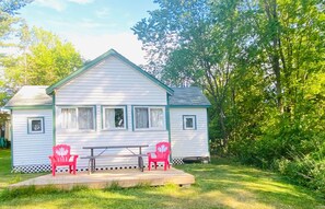 Terrace/patio - Bailey's Cottages (#5) - Quiet cabin on the lake (Centre Hastings)