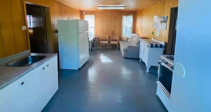 Bailey's Cottages (#6) Relaxing cabin on the lake