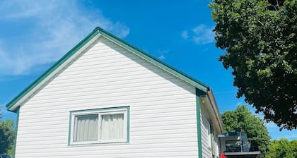 Bailey's Cottages (#3) Delightful lake cabin