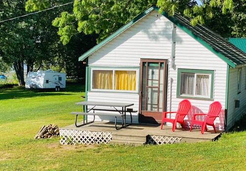 Bailey's Cottages (#2) Rustic cabin under the oak