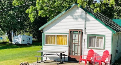 Bailey's Cottages (#2) Rustic cabin under the oak