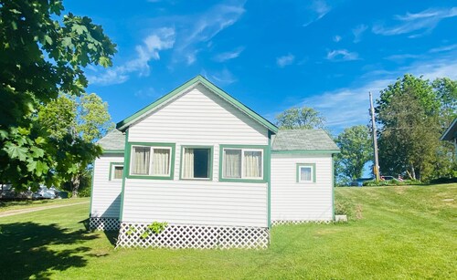 Bailey's Cottages (#4) Housekeeping cottage