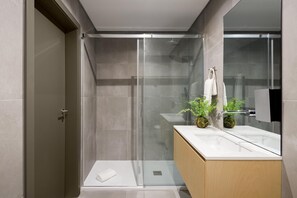 Dusche, Haartrockner, Handtücher