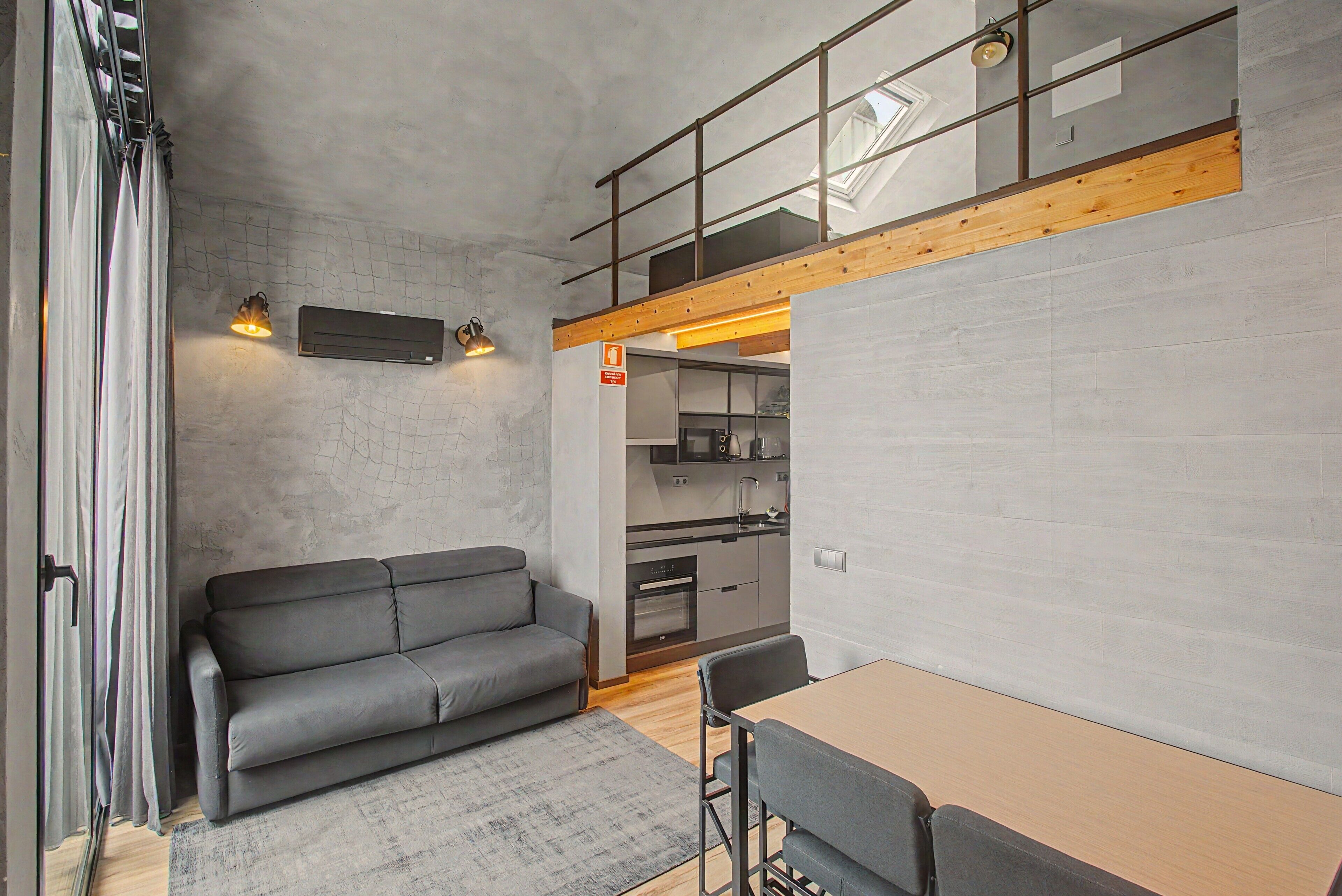 Een modern interieur met een bank, eettafel en keuken.