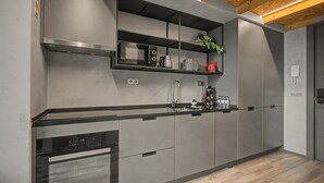 Eine moderne Küche mit eingebauten Geräten, Holzboden und minimalistischem Design.