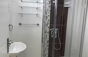 Shower, hair dryer, towels - Casa Da Redouça – Holiday Home in Cedrim (Cedrim)