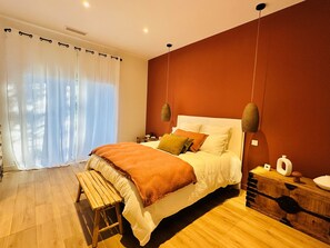 5 bedrooms, desk, iron/ironing board, travel crib