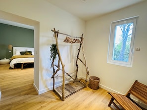 5 bedrooms, desk, iron/ironing board, travel crib