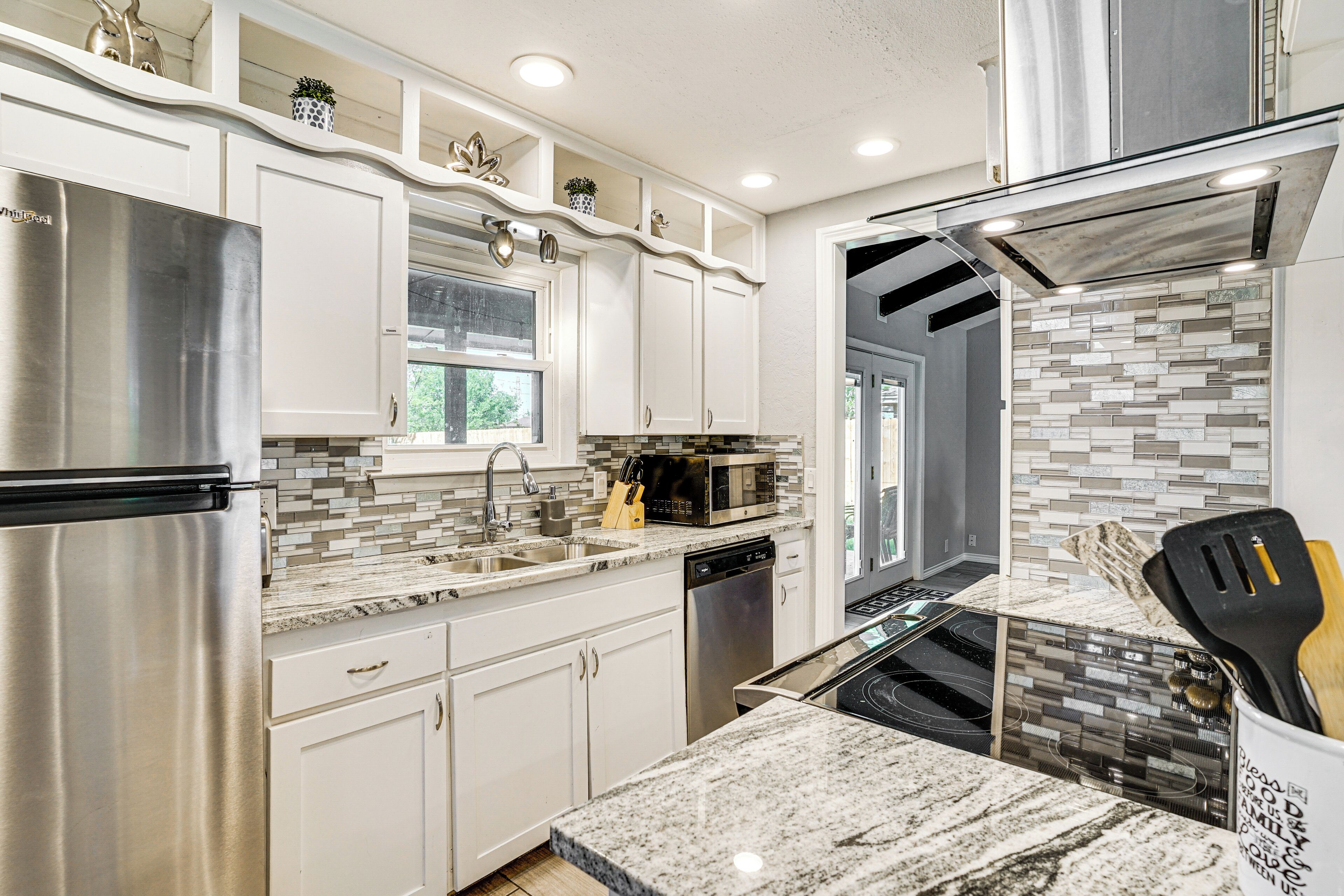 Microondas, horno, placa de cocina, lavavajillas