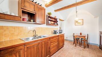 Frigorifero, microonde, forno, piano cottura