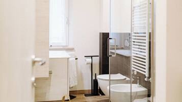 Dusche, Haartrockner, Bidet, Handtücher