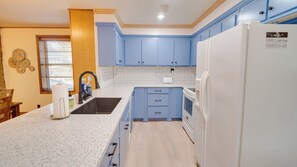 Private kitchen - Big Deck Walk2Lake Fish Group Friendly Escape (Cookson)