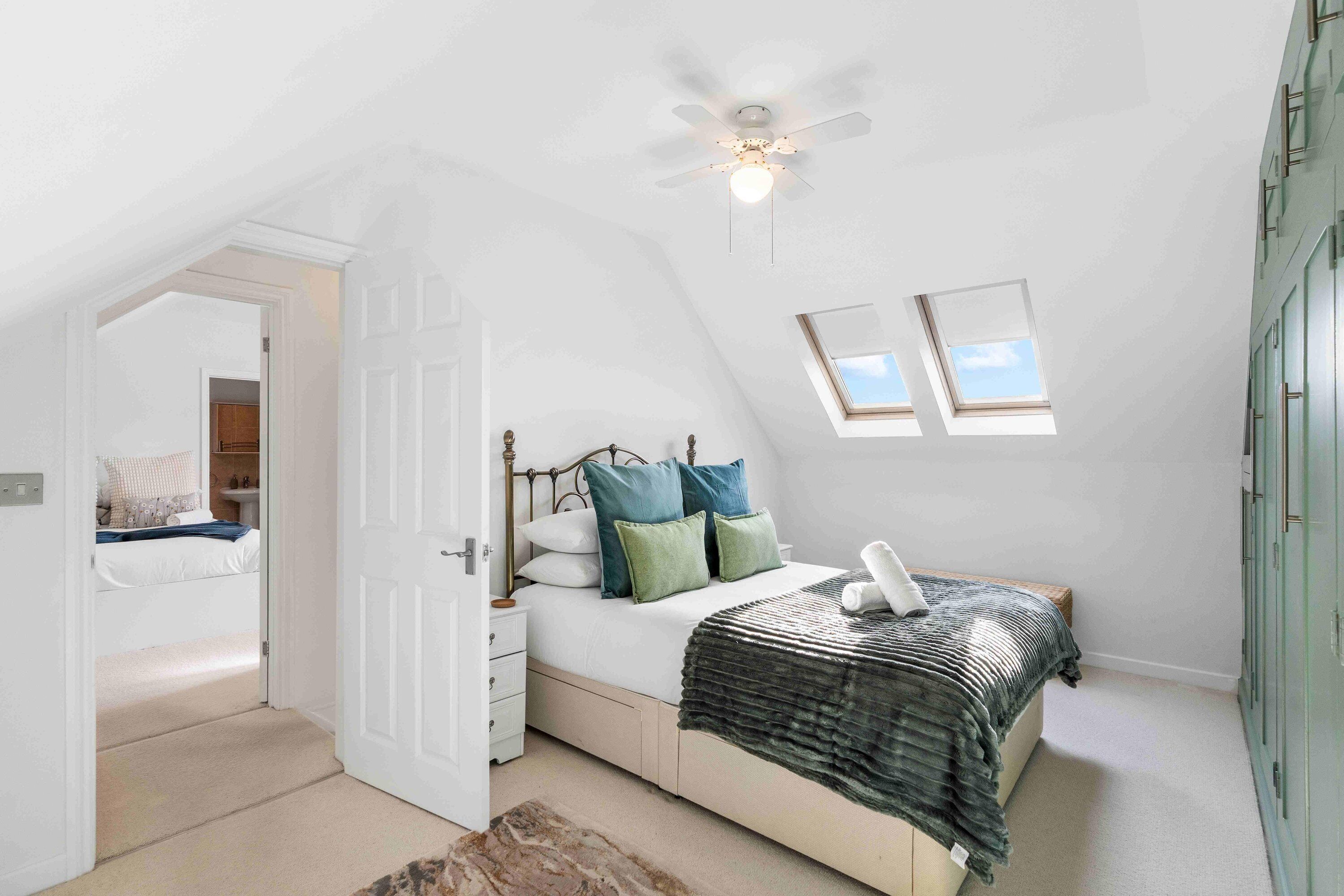 4 bedrooms, iron/ironing board, WiFi, bed sheets