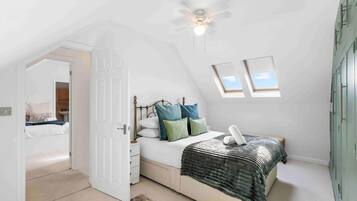 4 bedrooms, iron/ironing board, WiFi, bed sheets